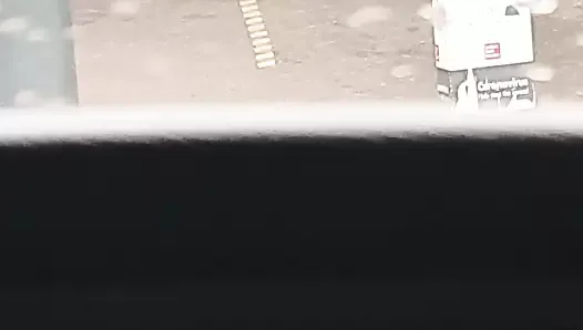 Pareja india follada bajo la lluvia en el coche