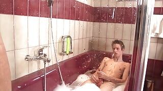 Szexi meleg fiúk a fürdőkádban élvezik a spriccelést