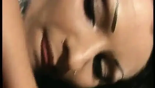 Brünette deutsche milf wird gefesselt und mit spielzeug und dickem schwanz gefickt