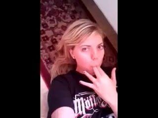 Menina loira se filma com seu telefone se masturbando