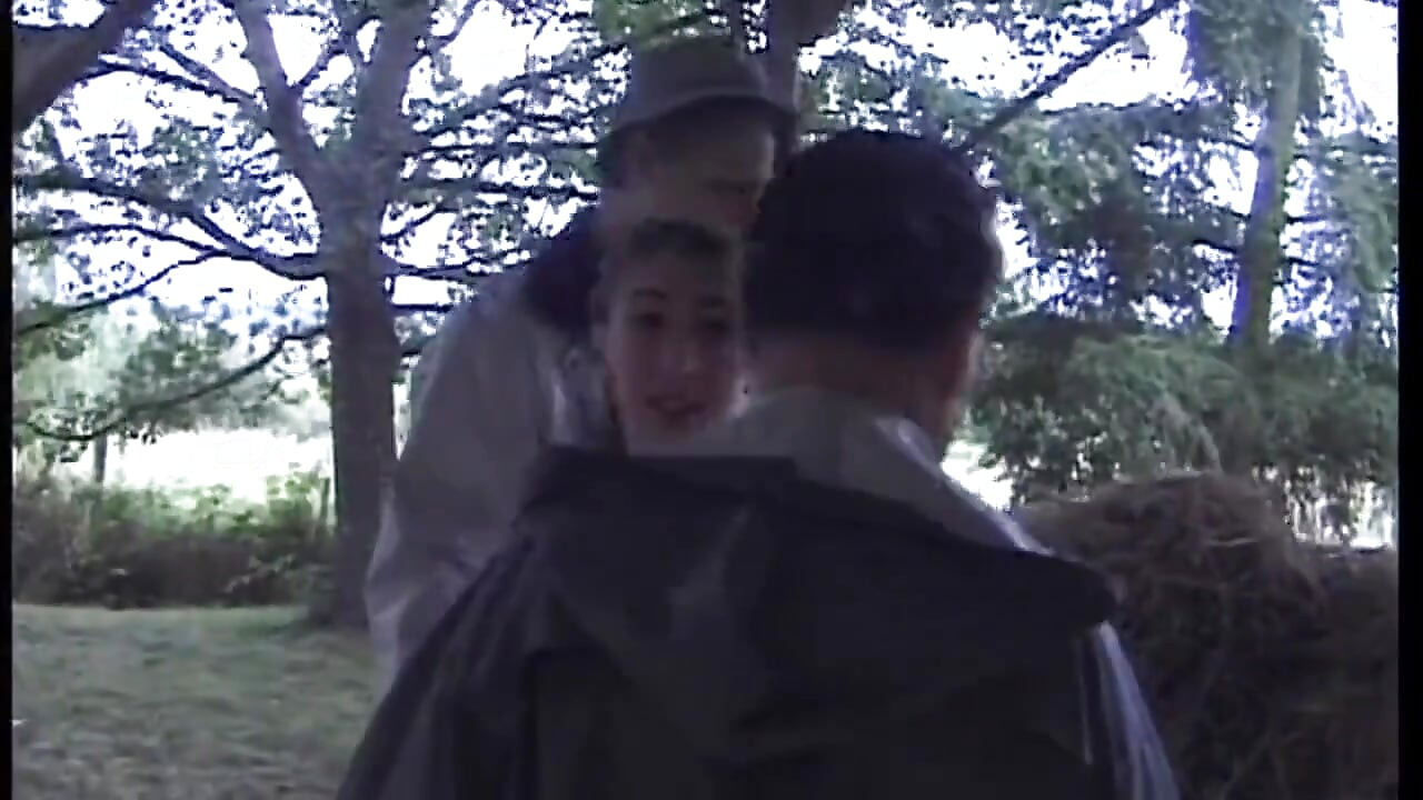 Rijpe brunette druipt nat in hardcore romp buitenshuis