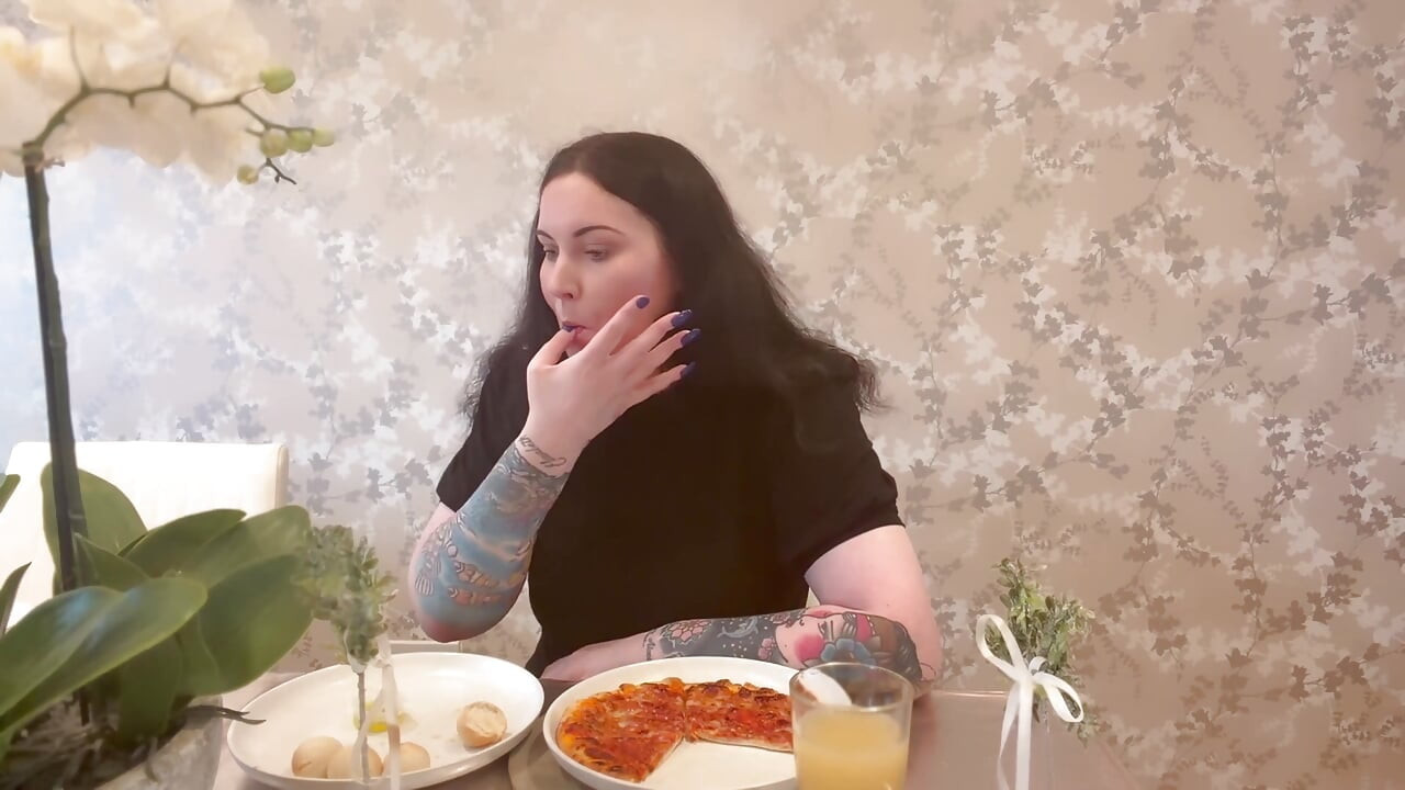 Bayan ffw peynirli pizza ve hamur köftesi yiyor