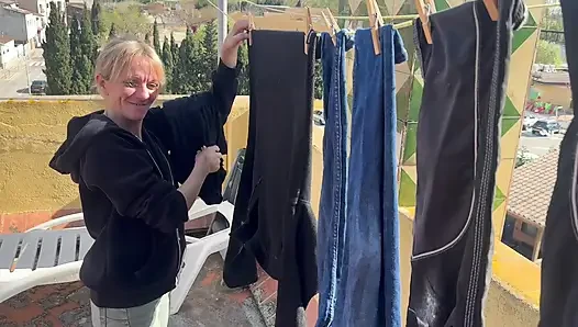 WASHING MACHINE ROOM - THE NEIGHBOUR SUCKS COCK AND I CUM IN HER MOUTH