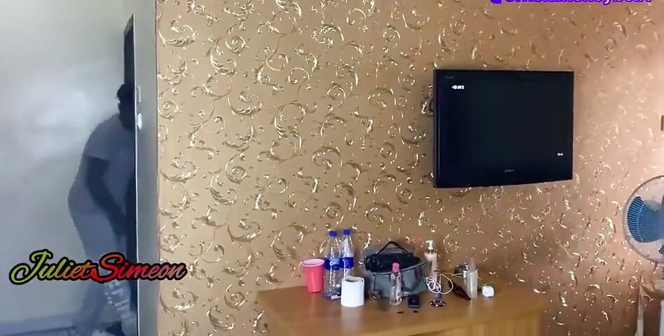 أغويت خادمة الفندق اللي دخلت أوضتي عشان التنظيف وناكني كسي زي ما محدش عمل قبل كده.