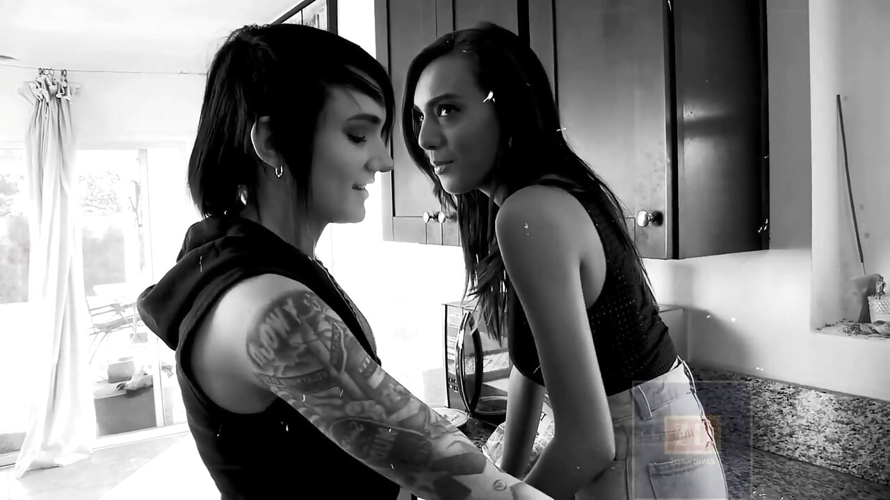 Acțiune lesbiană fierbinte clasică în bucătărie
