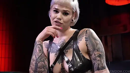 Ruby lagi asik muasin memeknya dengan kaki dan pantat bahenol