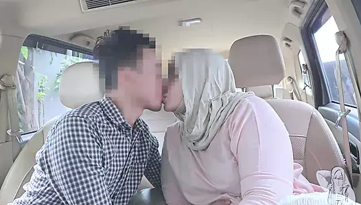Tesettürlü kız iş arkadaşı arabasıyla aldatıyor ve ağzına boşaltıyor - minokiiko