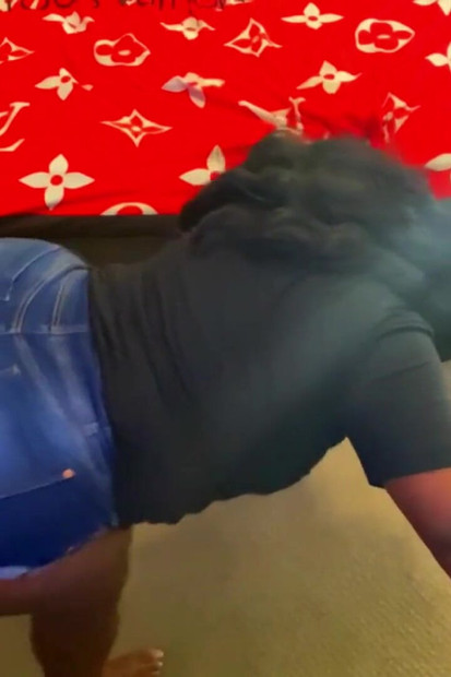 Pantat besar melantun gila pada batang