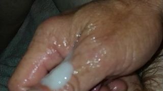 L&#39;heure de jeu avec un petit pénis va jaillir de sperme en regardant de gros clitos!