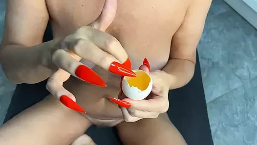 Orta yaşlı seksi kadın çıplak biyoloji tabu yumurta dölleme elle muamele yemeği.