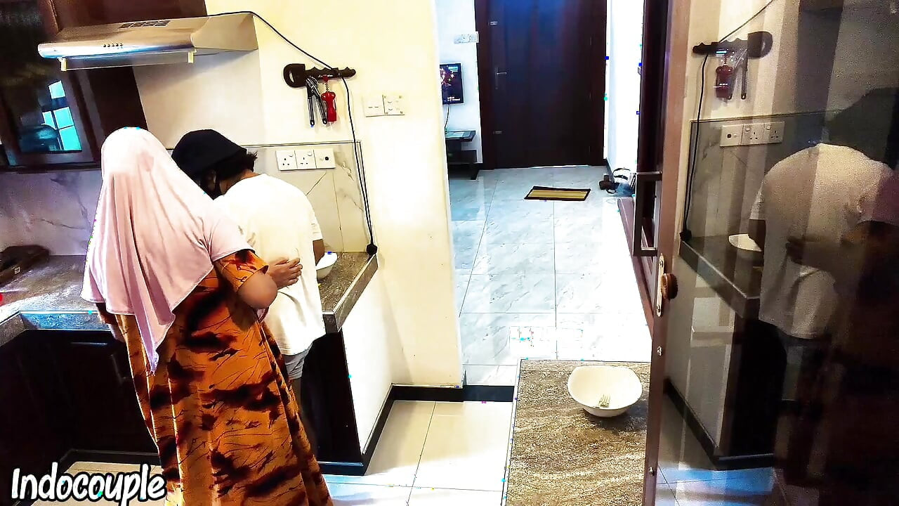 Adik berhijab memanggil saudari suami untuk memeriksa gas tidak bekerja. Pasangan bulan madu nikmat di dapur
