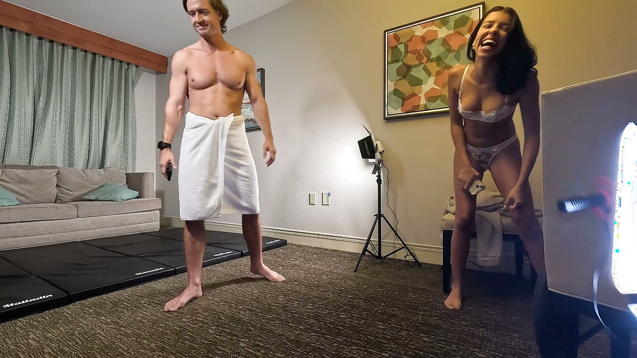 Bts Wife snima muža sa dve petite vrućice Aria Nicole i Misty Addams
