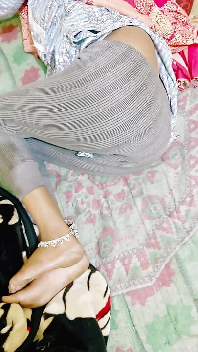 Akeli bhabhi ne chut ki chudai toy se kiya