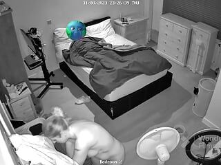 Macecha se vplíží do ložnice nevlastního syna nahá během noci, cítí se nadržená