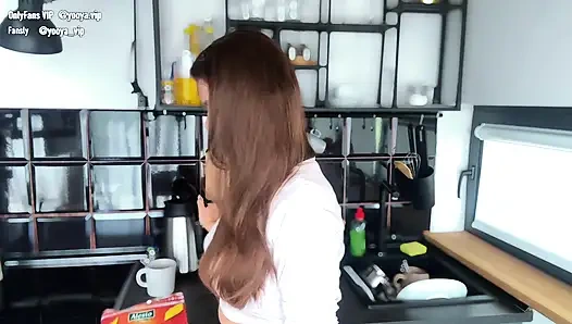 Geile stiefmutter wurde von stiefsohn mit 2 großen schwänzen erwischt