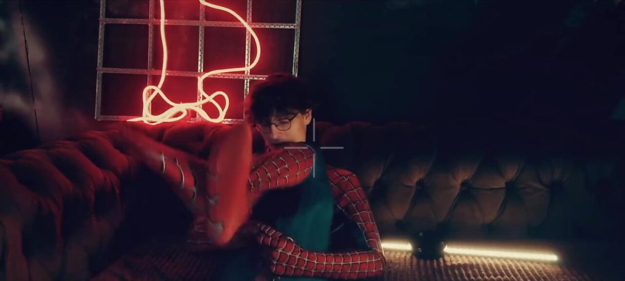 Costume De Spider-man. Le Garçon Pose En Bas. Con
