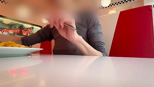 Пообедаю в ресторане в одежде полностью суще топ с выставлением мои пирсинговистые соски и сексуальные сиськи
