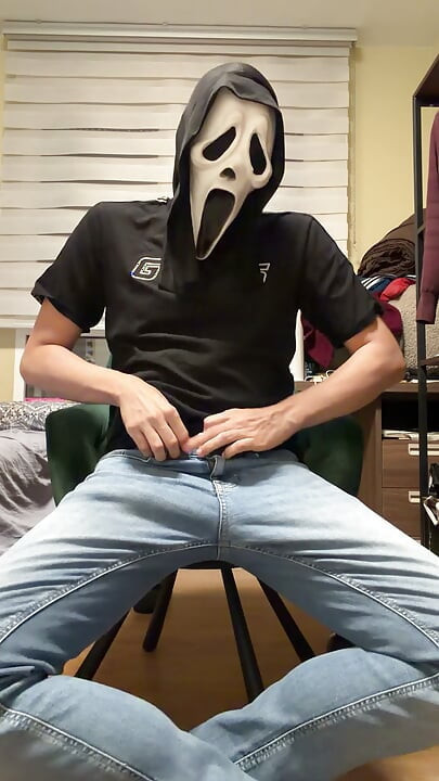 Ghostface jerks off till he nuts - Halloween video