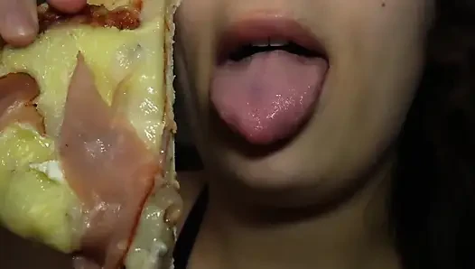Ich esse pizza und Melone, weil ich hungrig bin und du zuschaust, wie ich sie isst, weil sie lecker sind