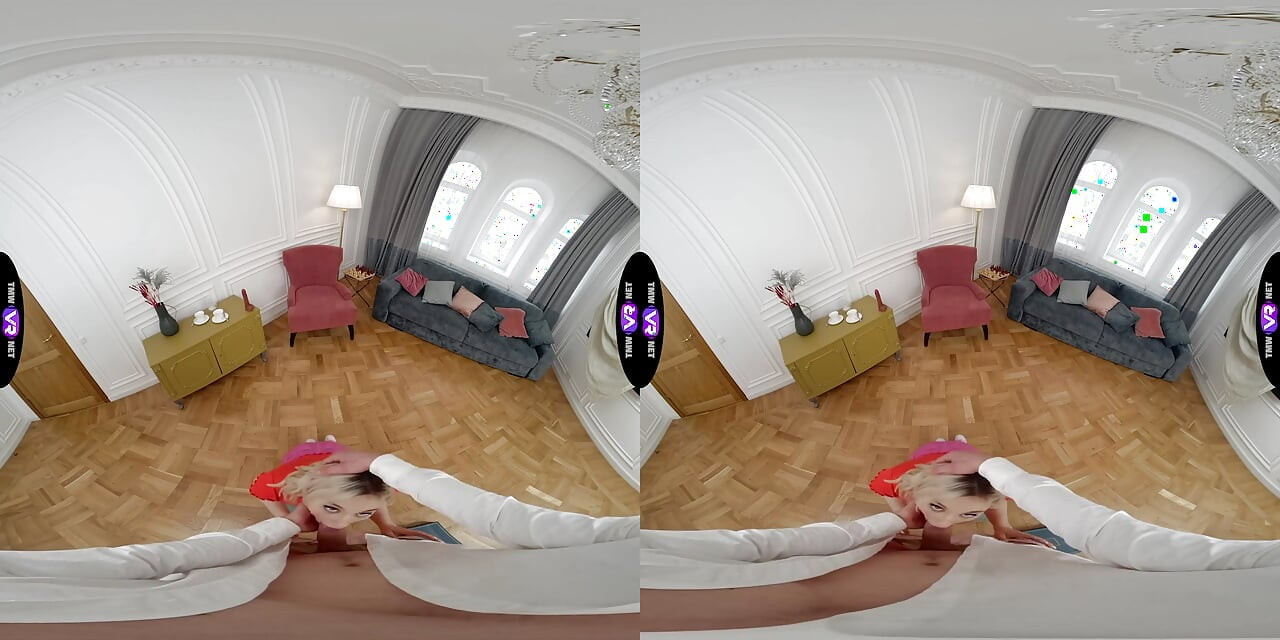 Molly Drăguță compară vibratorul cu pula reală, apoi cere spermă - TeenMegaWorld