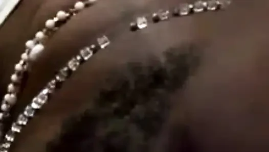Она играет со своей киской, пока не сквиртует