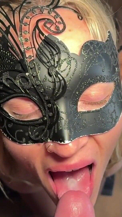 Suger lite kuk, sväljer lite sperma och till och med lite SLOW MOTION -kul 💦 | Klippa 2