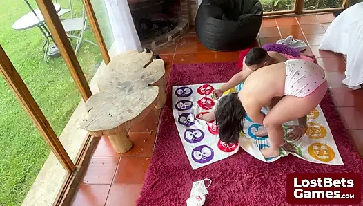 Eine blowjob-Überraschung für den Strip Twister-spielsieger