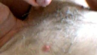 Пухлая папочка получает сперму по всей его волосатой груди