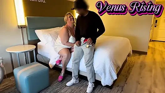 Sürtük orta yaşlı seksi kadın sikişiyor. Otelde rastgele büyük zenci ile tanıştı
