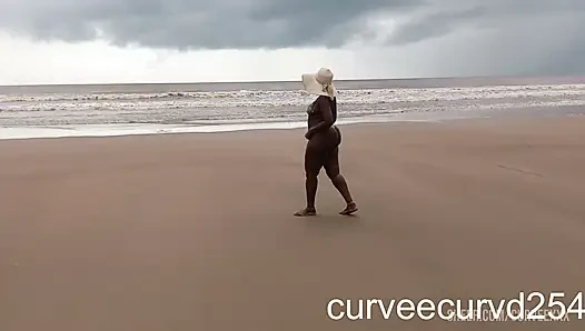 kilat di pantai sama pria lokal
