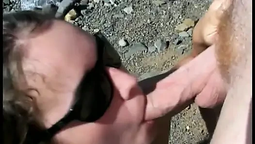 Lockiges teen lutscht den schwanz eines älteren typen am strand und fickt dann