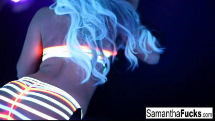 Samantha komt klaar in deze super hete blacklight solo