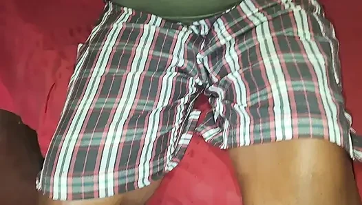 Güzel orta yaşlı seksi kadın minyon vücudunu gösteriyor