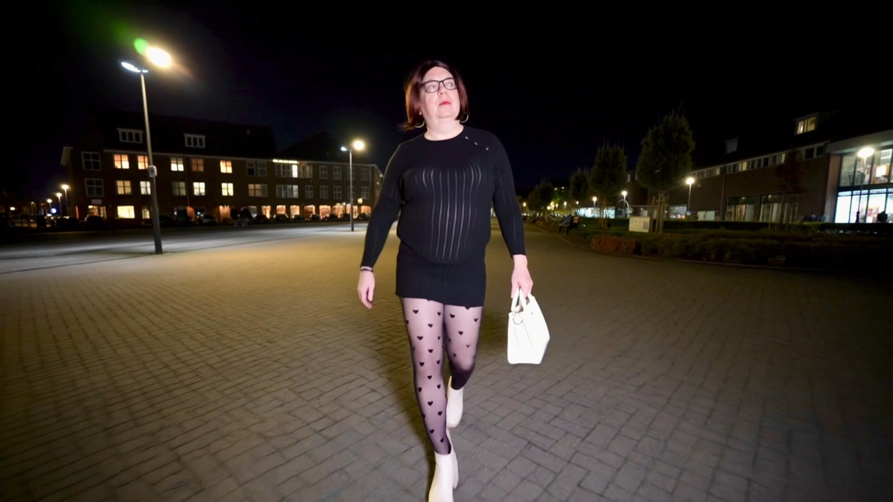 Nicki-Crossdress - Keluar Untuk Berjalan Malam Dalam Stoking Seksi
