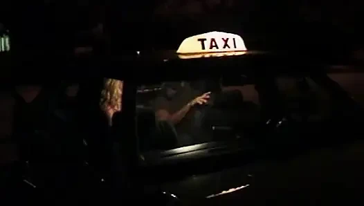 Versaute Taxifahrt mit blonder Verführerin