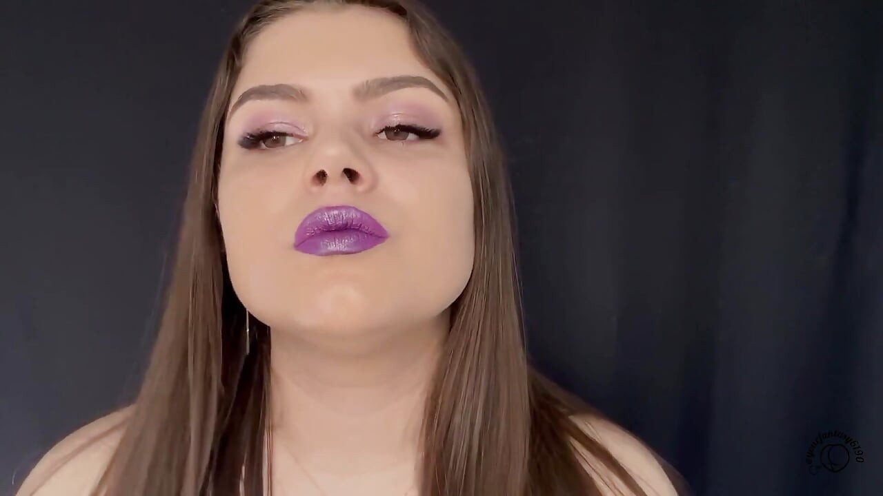 Cewek sange ini lagi asik merokok pakai lipstik ungu - close up