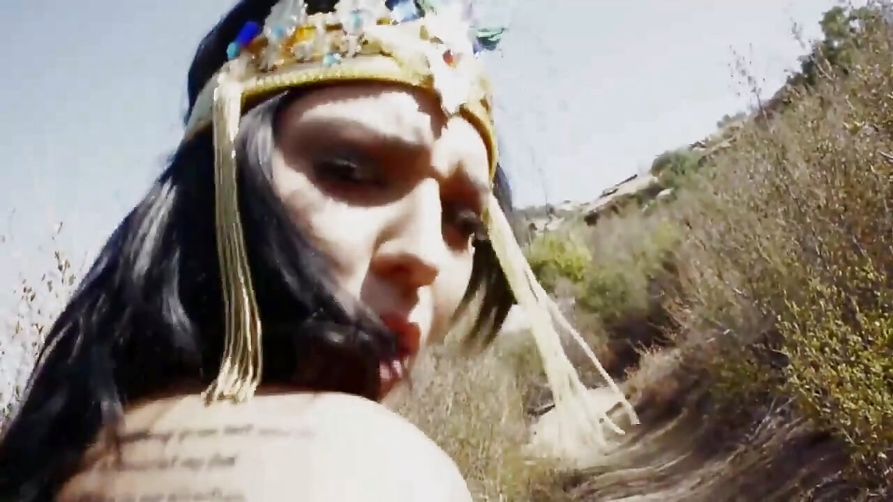 Si rambut coklat panas suka menghisap zakar di luar rumah