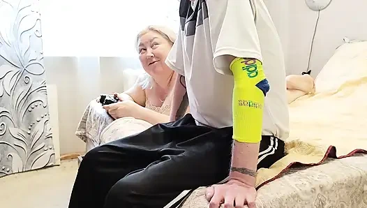 Das spiel auf der konsole endete mit einem blowjob von einer freundin mit spermaschlucken