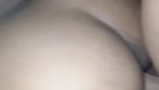 Pará'dan evli kadın, bölüm 2 inliyor ve esmerin amına sertçe vuran sevgilisinin yarağına boşalıyor.