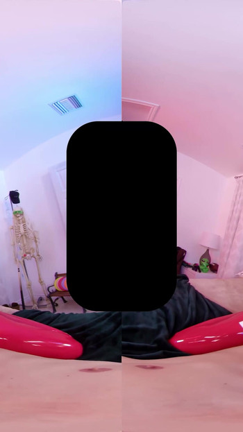 רגע עוצמתי מתוך "VRCosplayX" הגיע הזמן שאלכס הארפר בתור אפס שתיים תיקח את העניינים בין רגליה"