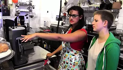 Penny Barber ve Alani Pi istekli lezbiyenler amcık tadılıyor