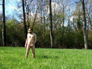 एक मैदान में नग्न