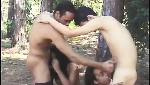 İki ateşli latin ormanda erkeklerinin aletlerini emiyor