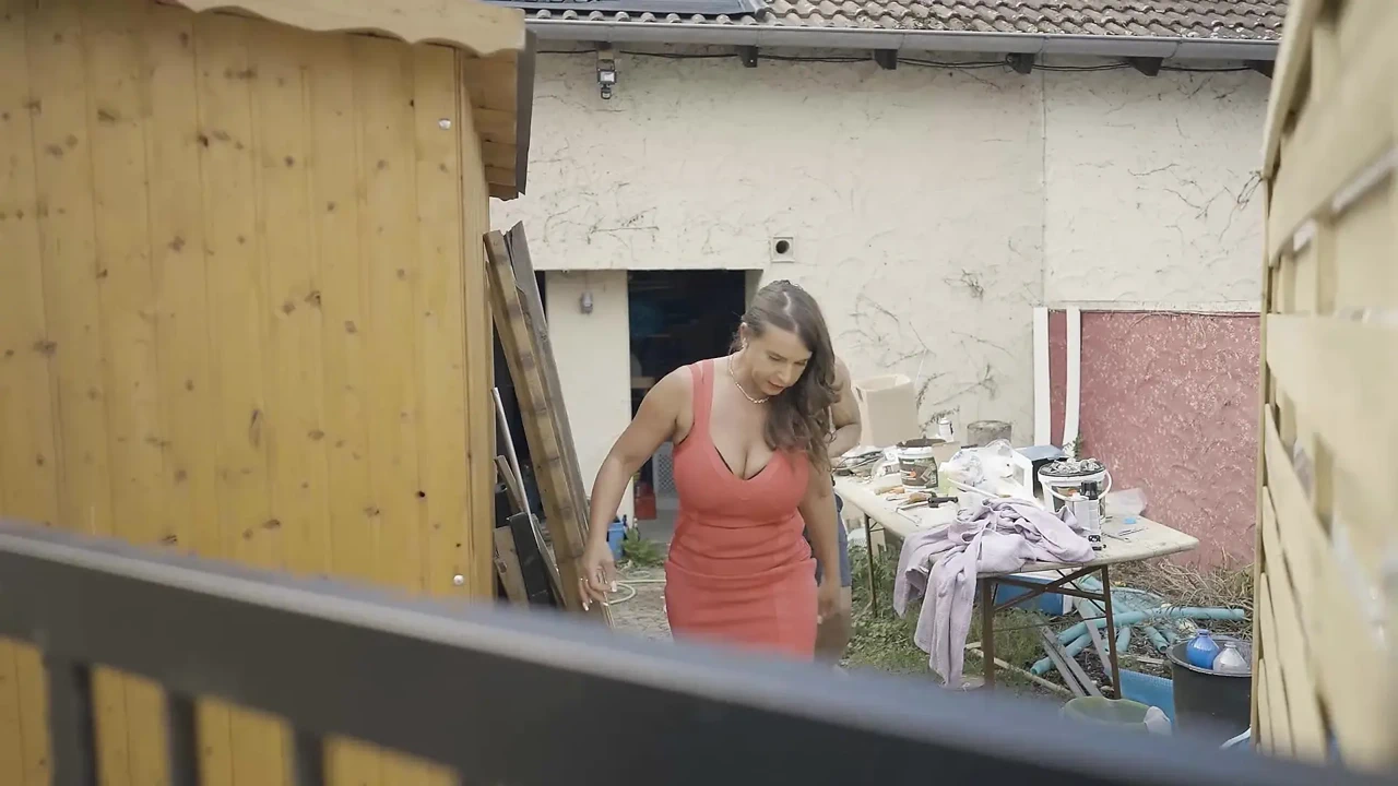 穿着红色礼服的大奶子熟女被大鸡巴纹身男人性交