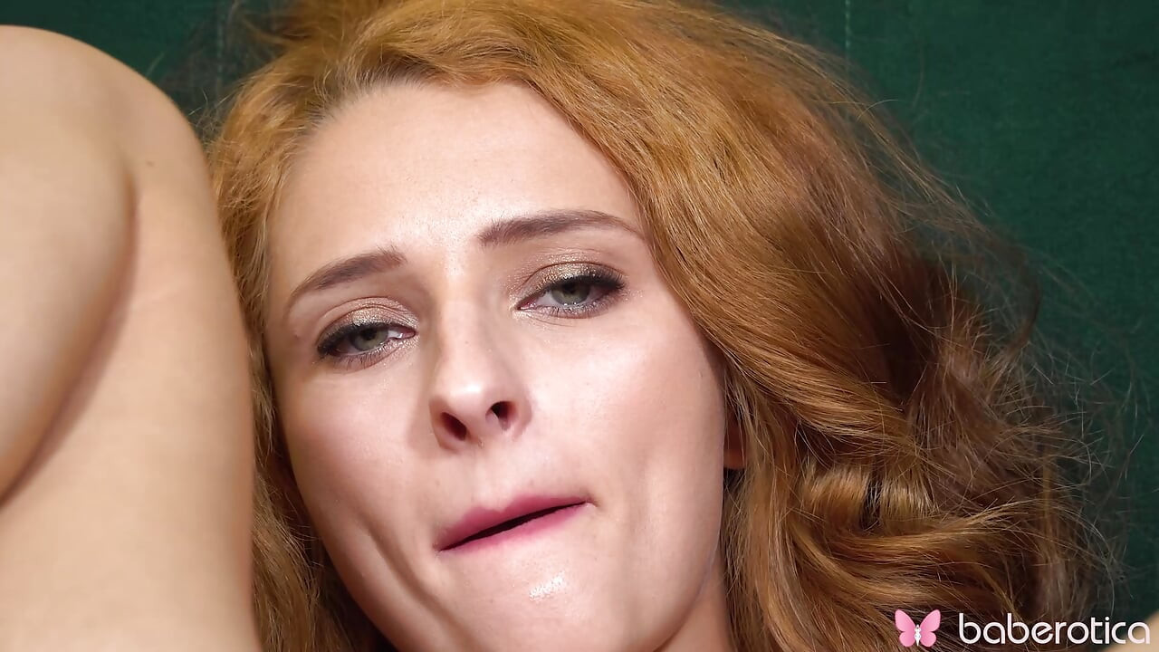 סולו ג'ינג'ית לוסיאנה לוצ'י מאוננת בבית עם דילדו ענק, ב-4K.