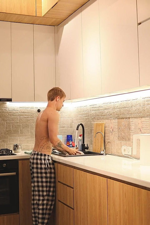 ฉันจับรูมเมทของฉันใช้นิ้วกับตูดเขาในห้องครัว จากนั้นฉันก็เลียตูดเขาและเย็ดเขา
