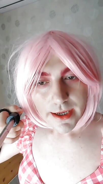 Femboy i bikini ser slampig ganska attraktiv ut