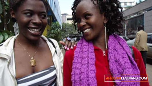 Traviesas damas lesbianas negras conspiran para comer coño en público