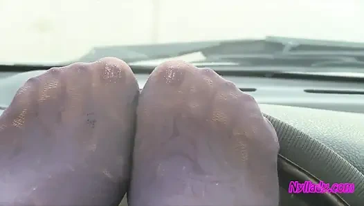 Nyllady ногами передач и колесо в узорных колготках