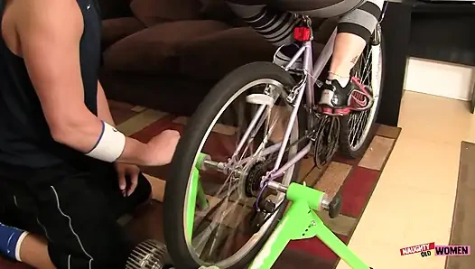 Sara Jay büyük göğüslerini öperken adamın büyük yarağına biniyor